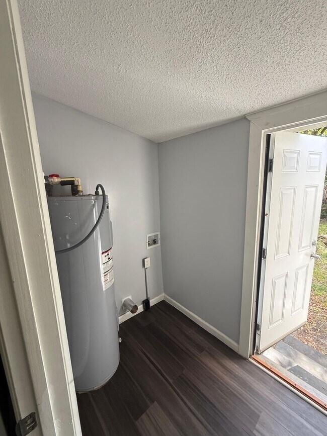 Building Photo - Fully Renovated 2/1 Single Family Available Now!