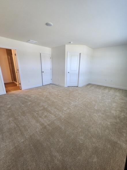 Building Photo - Room in Townhome on Caddis Bnd
