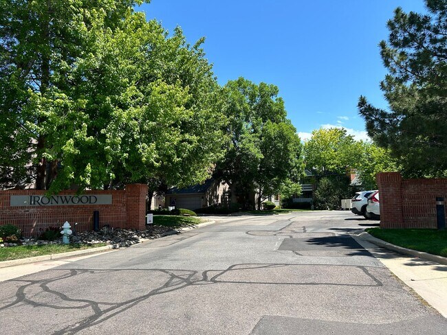 Building Photo - Gorgeous 4 Bedroom Townhome Steps from Boulder Country Club
