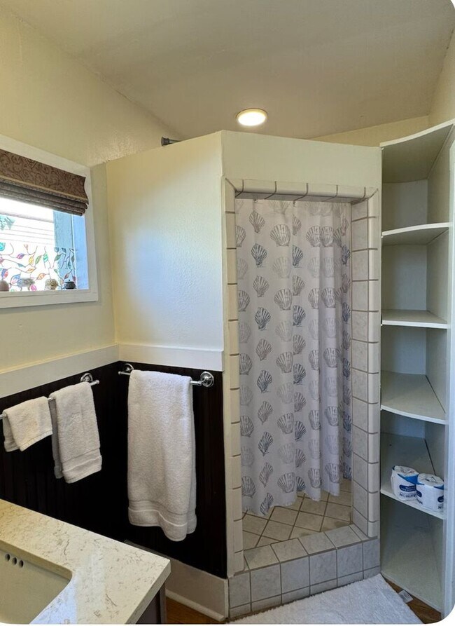 Building Photo - Historic Home 2 Bedroom +office 2 Baths, and Off street Parking