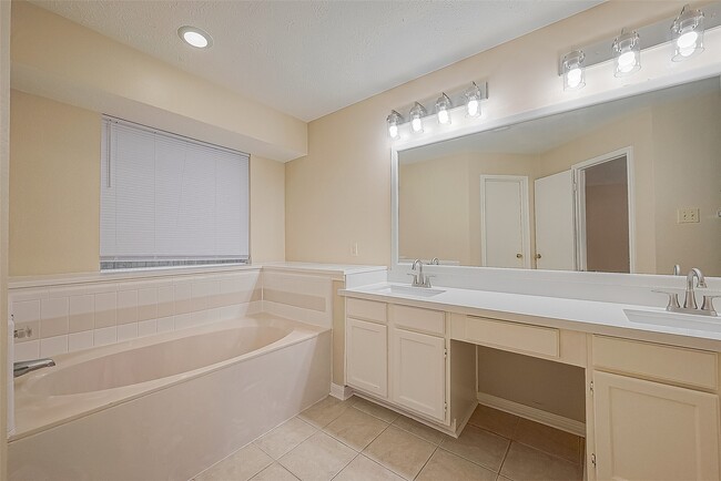 Building Photo - 22319 Rangeview Dr