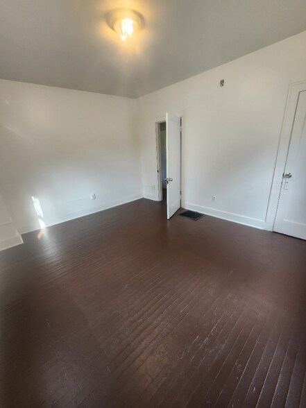 Building Photo - 516 New St