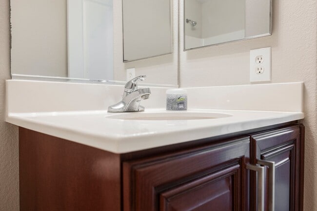 Building Photo - 3 Bedroom, 2.5 Bath Two Story Home in Sout...
