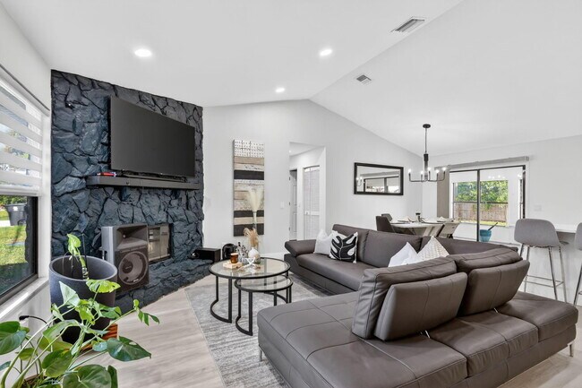 Building Photo - 481 SW Aster Rd