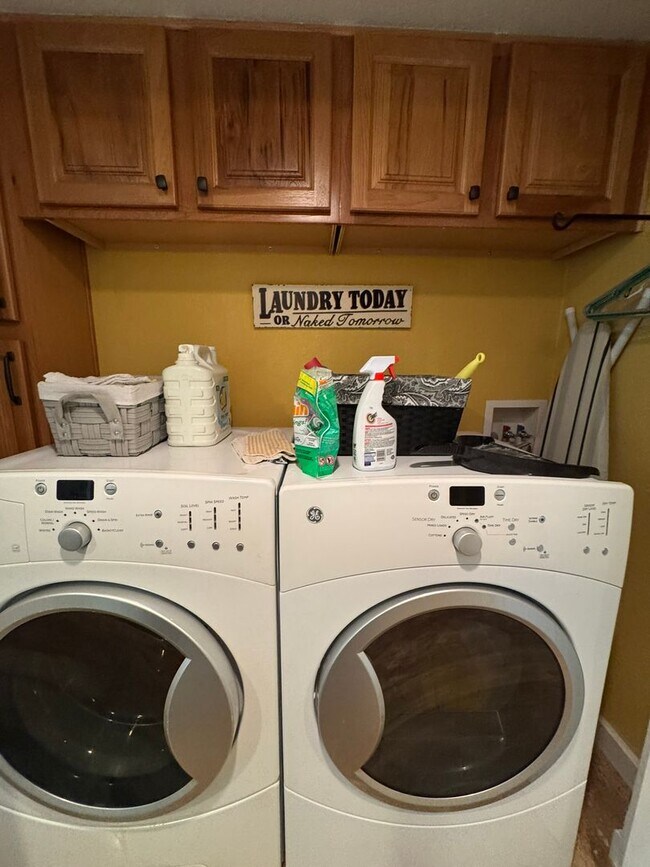 Building Photo - Riverfront 2BR Condo Great Views, Luxury Furnished incl UTILITIES