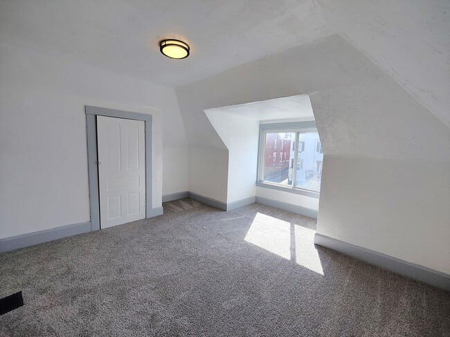 Building Photo - *Beautifully Updated & Spacious 6BD/1.5BA ...