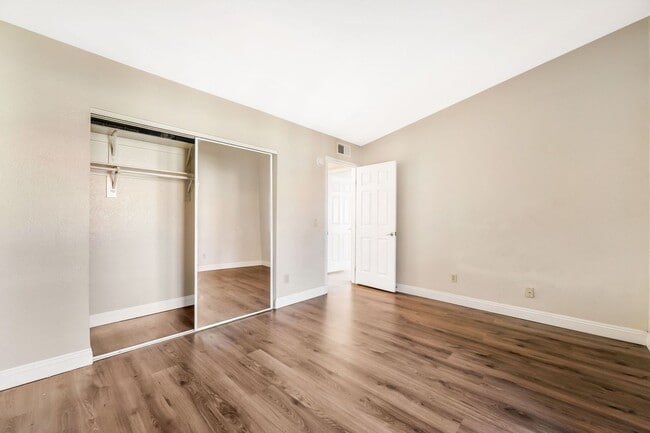 Building Photo - 2 Bedroom Condo!