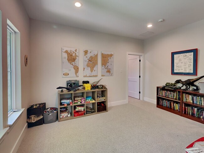 Building Photo - IMMACULATE HOME IN UNIVERSITY HEIGHTS! UPD...