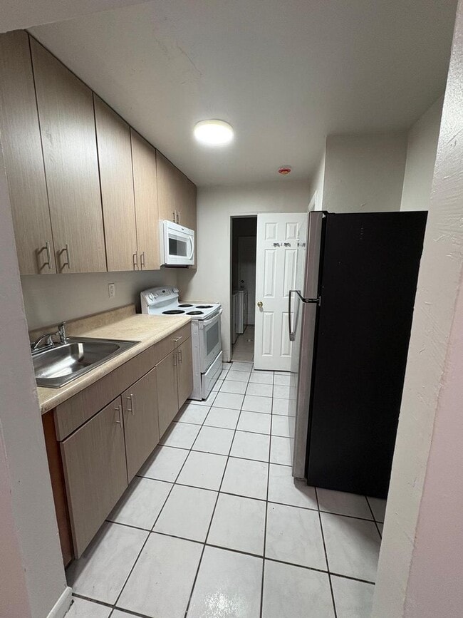 Building Photo - 900 NW