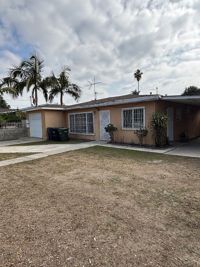 Building Photo - Spacious 3 bedroom available now!