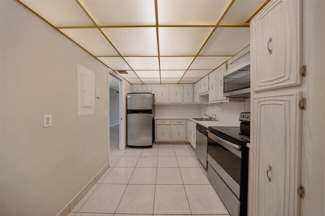 Building Photo - 2601 S Palm Aire Dr