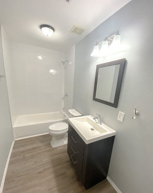 Building Photo - Gorgeous 3bed 1 and a half bath home.