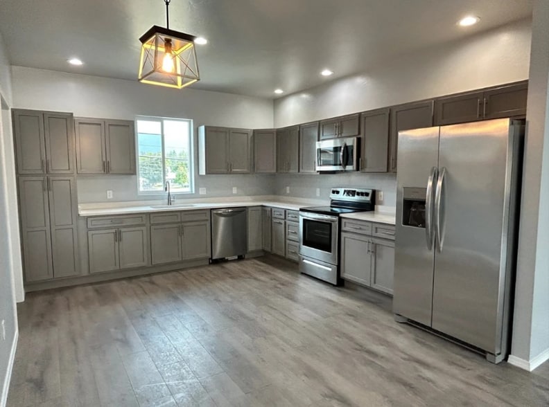 Building Photo - 210 Montana Ave