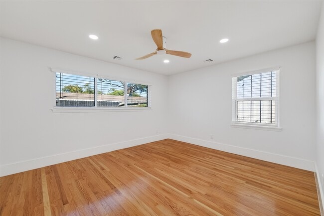 Building Photo - 9770 Cedardale Dr