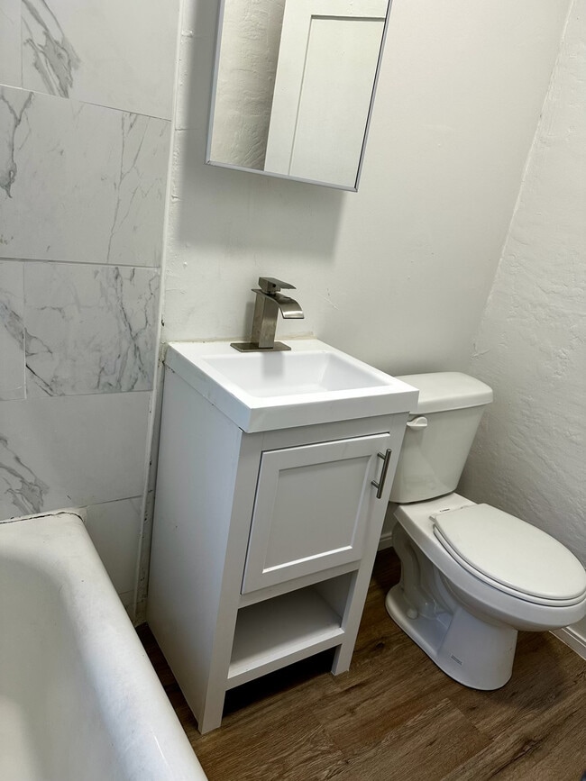 Building Photo - 404 E Chevy Chase Dr