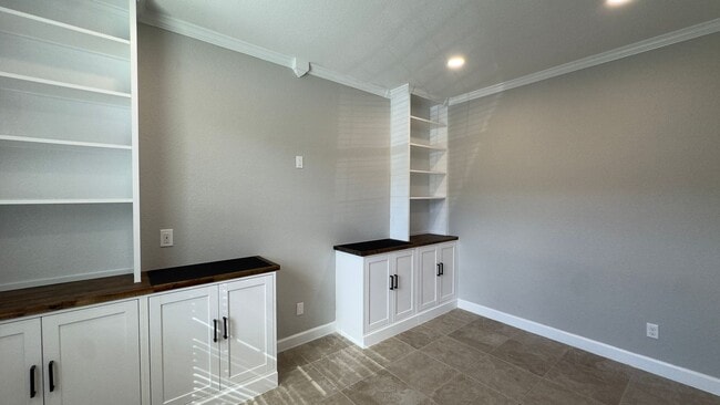 Building Photo - Charming 2-Bed Townhouse with on Ashley River Road!