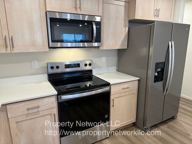 Building Photo - New 3 Bedroom Gresham Townhouse