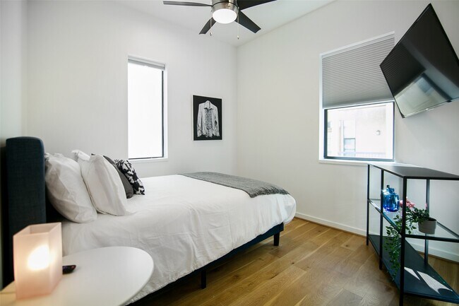 Building Photo - 511 Memorial Heights Dr