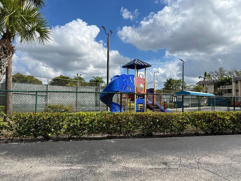 Building Photo - 7490 Miami Lakes Dr