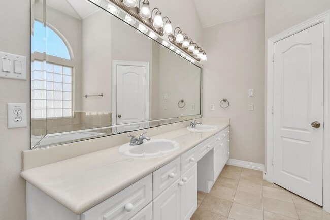 Building Photo - 833 Rosine St
