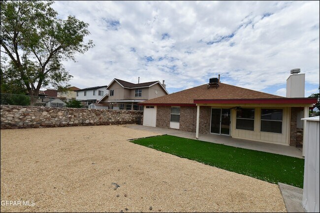 Building Photo - 7737 Plaza Azul Rd