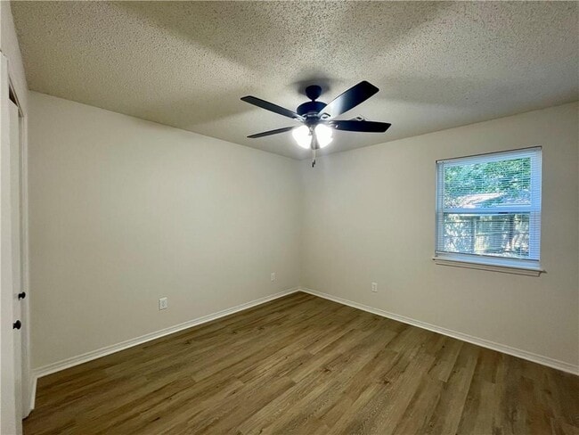 Building Photo - 947 Merry Ln