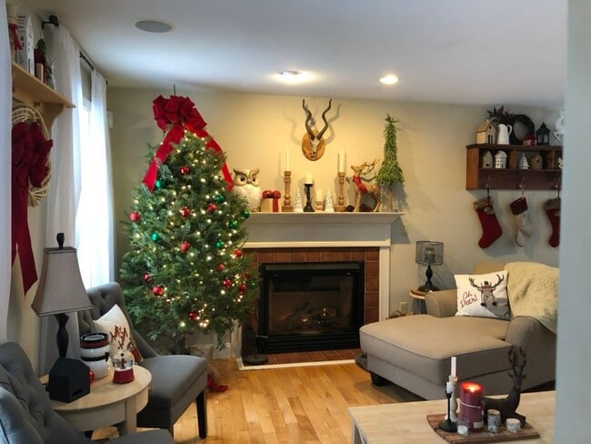 Building Photo - Sublet available now to May. Stunning 5 be...