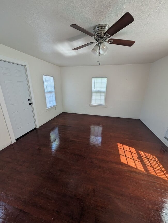 Building Photo - 2 Bedroom 1 Bath- Home