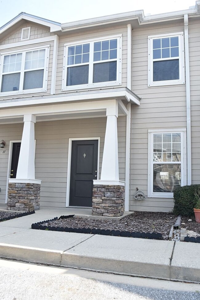 Building Photo - Like NEW 2 Bedroom 2.5 Bath Townhouse in V...