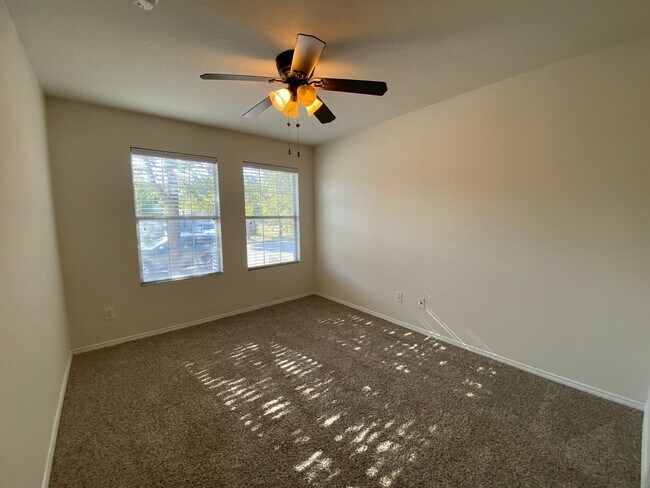Building Photo - 8027 Ashwood Pointe