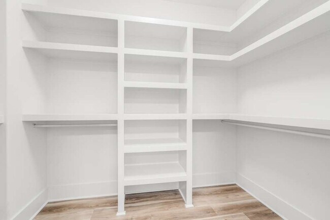 Building Photo - Renovated Corner Condo, Move-In Ready!