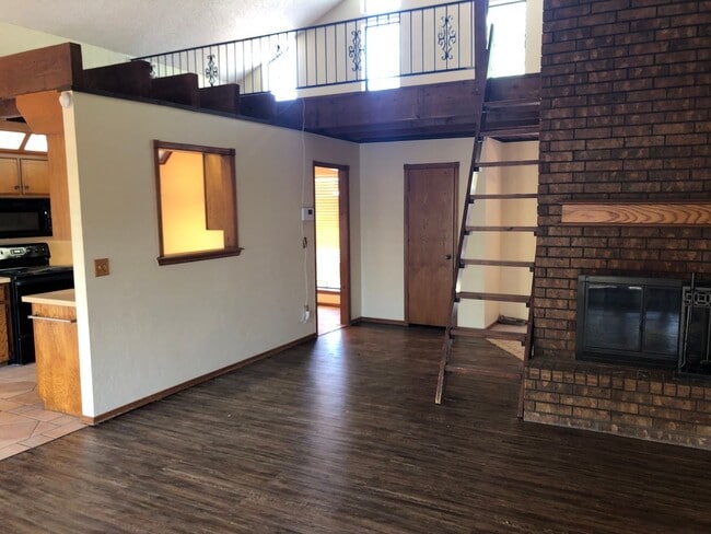Building Photo - New Luxury viny Plank and paint. 3 bedroom + loft home for lease in Moore!  2 baths, 2 car garage...