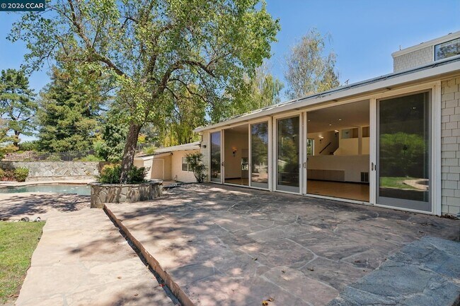 Building Photo - 660 La Casa Via