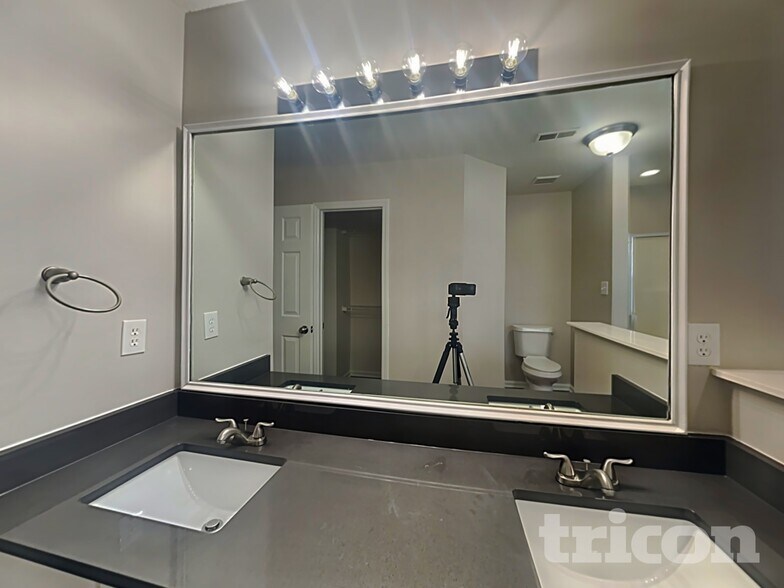 Building Photo - 404 Marcella Dr