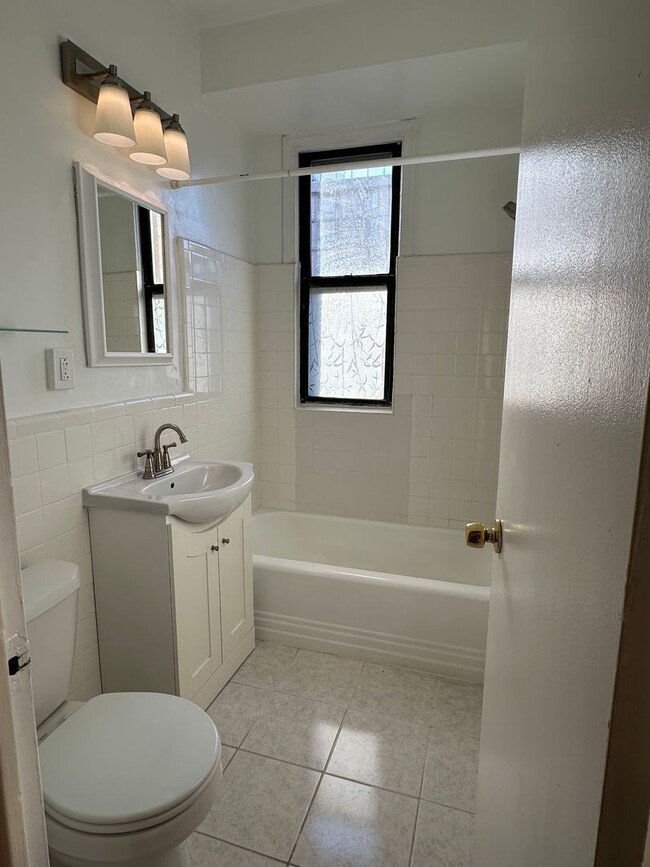 Building Photo - Foggy Bottom One Bedroom, All Utilties Inc...