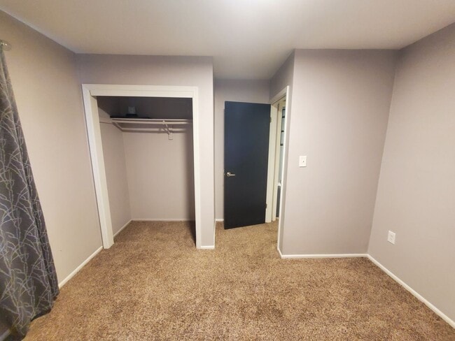 Building Photo - Spacious end-unit townhouse, with elegant kitchen, 3-bedrooms & attached garage