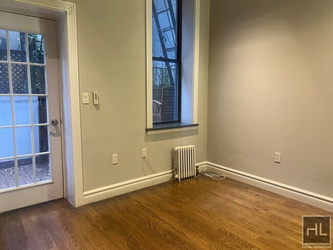 Building Photo - Mott Street