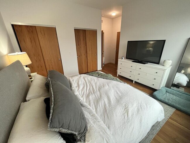 Building Photo - 1637 W Grand Ave