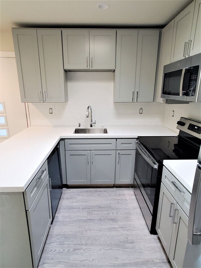 Building Photo - NEWLY REMODELED Apartment in Brisbane