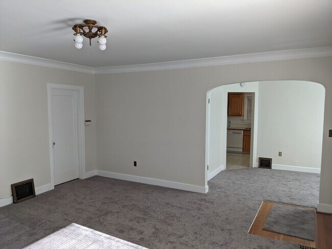 Building Photo - Large 3+ bedroom