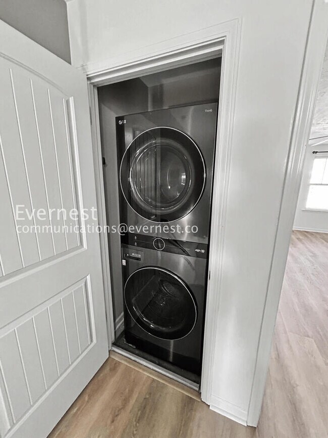 Building Photo - 2 Bed/2.5 Bath Townhome with Fenced Yard / Pet-Friendly / Available Now!