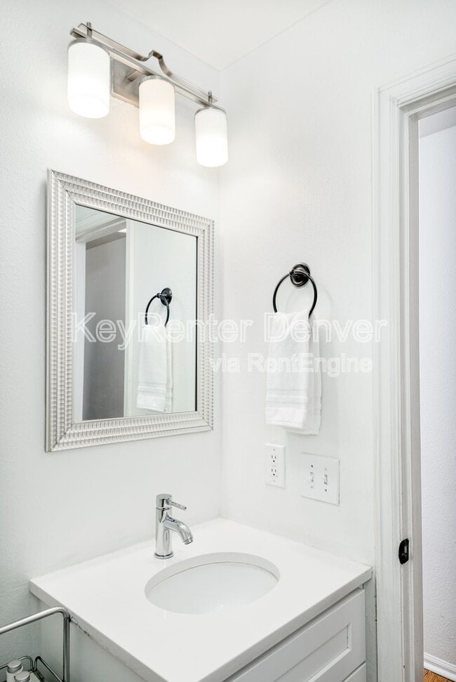 Building Photo - 2409 Tremont Pl