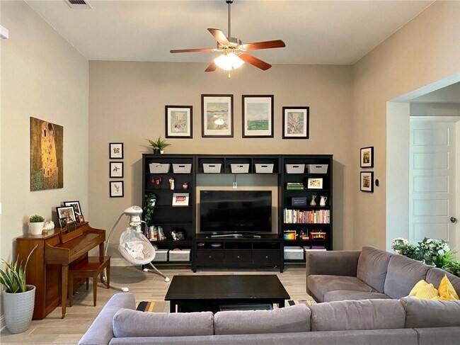 Building Photo - 402 Parkwest Cove