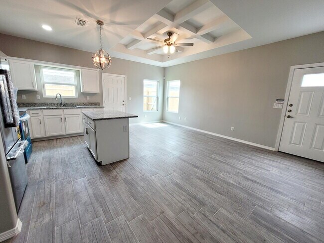 Building Photo - "Spacious 3-Bedroom Haven with Elegant Granite Touches in Weslaco!"