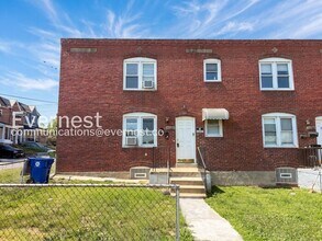 Building Photo - 2 Bed/1 Bath Townhome with Off-Street Parking / Pet-Friendly / Vouchers Accepted / Available Now!