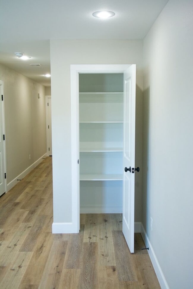 Building Photo - New Townhome just 8.5 miles from Old Spani...