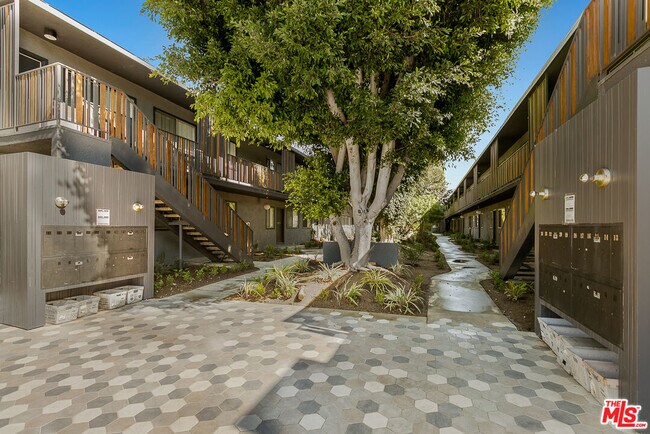 Building Photo - 4136 Grand View Blvd