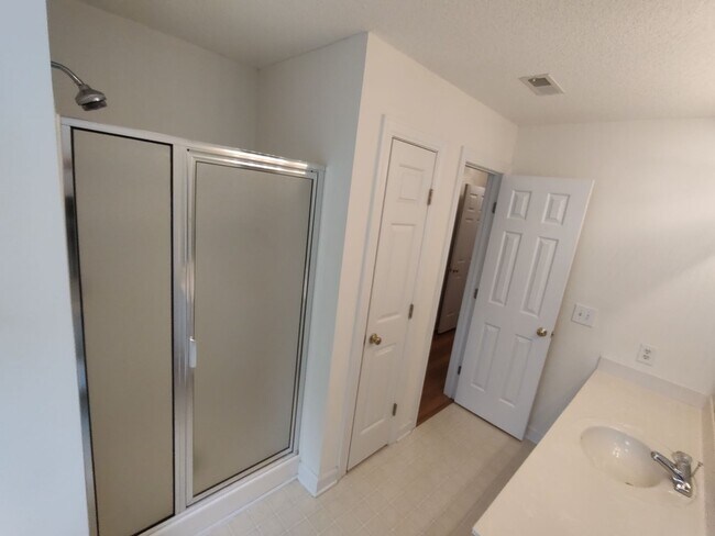 Building Photo - NEWLY RENOVATED 4 Bed/2 Bath with Communit...