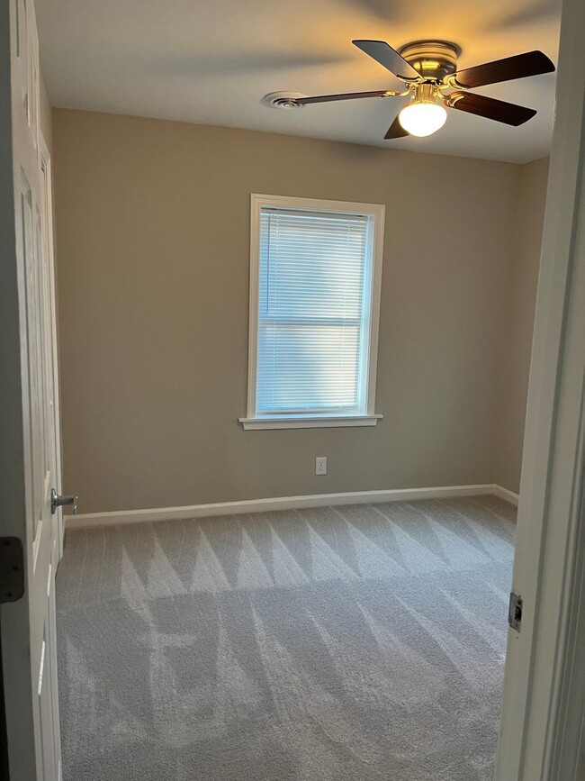 Building Photo - 3 Bedroom, 2 bath newly remodeled house