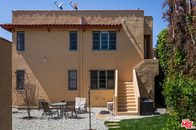 Building Photo - 1122 S Hayworth Ave